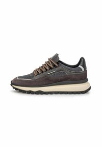 Zapatillas de gamuza y malla en gris oscuro con suela de goma beige. Cordones y acentos marrones, punta redondeada y suela texturizada.