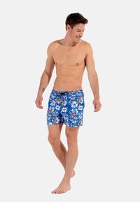 Costumi da bagno blu a fantasia floreale realizzati in tessuto leggero, con vita regolabile tramite cordino e lunghezza sopra il ginocchio.
