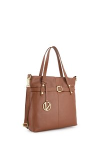 Sac tote en cuir marron avec une finition texturée, quincaillerie dorée, anses doubles, bandoulière amovible et un charme logo décoratif.