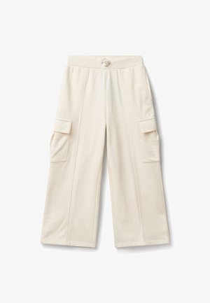 Weite cremefarbene Hosen mit elastischem Bund, Frontknopfdetails und Cargotaschen auf beiden Seiten.