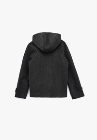 Giacca con cappuccio grigio scuro in tessuto di lana texturizzato, dotata di maniche raglan e polsini con bottone. Linee pulite e design minimale.