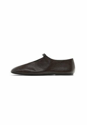 Chaussure plate en cuir marron avec une texture lisse, à bout arrondi et un détail de fermeture éclair discret sur le côté, présentant un design minimaliste.