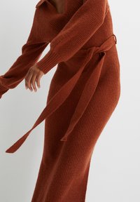 bonprix MIT V-AUSSCHNITT UND 2-TLG SET - Abito in maglia - brown