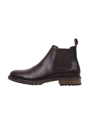 Bottines Chelsea en cuir marron avec des panneaux latéraux élastiques, bout arrondi et un talon empilé texturé. Fini lisse avec des détails de coutures subtils.
