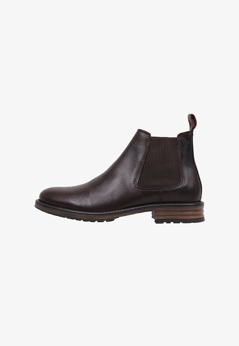 Bottines Chelsea en cuir marron avec des panneaux latéraux élastiques, bout arrondi et un talon empilé texturé. Fini lisse avec des détails de coutures subtils.