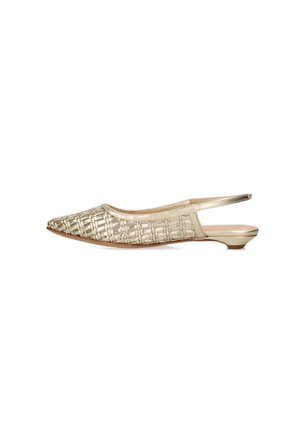 Chaussure slingback en cuir tressé doré avec un petit talon kitten et un bout pointu, vue de côté sur fond blanc.