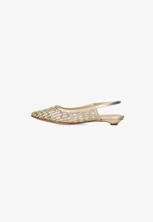 Chaussure slingback en cuir tressé doré avec un petit talon kitten et un bout pointu, vue de côté sur fond blanc.