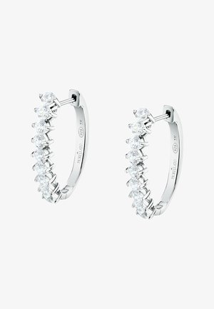 Orecchini a cerchio in argento con una fila di pietre preziose trasparenti incastonate a griffe lungo il bordo anteriore. Contrassegnati con "925" per argento sterling.