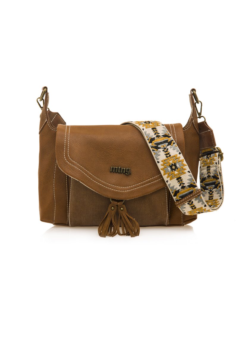 Borsa a spalla in pelle marrone con chiusura a patta, con un accento a nappina e una tracolla intrecciata a motivo nei toni giallo, grigio e nero.