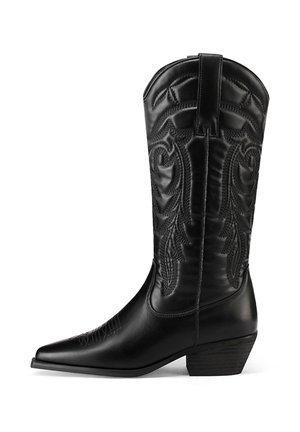 Stivale da cowboy nero in pelle, caratterizzato da motivi floreali in rilievo, punta appuntita e tacco basso impilato. Superficie testurizzata e dettagli di cucitura.