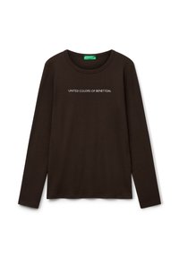 Ciemnobrązowa koszula z długim rękawem i okrągłym dekoltem, z białym napisem "UNITED COLORS OF BENETTON" umieszczonym na środku klatki piersiowej.