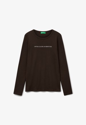 Ciemnobrązowa koszula z długim rękawem i okrągłym dekoltem, z białym napisem "UNITED COLORS OF BENETTON" umieszczonym na środku klatki piersiowej.