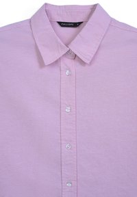 Helllila Button-up-Hemd aus Baumwolle mit klassischem Kragen und perlisierten Knöpfen entlang der Vorderseite, mit einer glatten Textur.