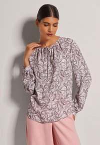Langärmlige Bluse aus leichtem Stoff mit Paisleymuster in Dunkelrot und Creme, mit einem gerafften Ausschnitt und Bindedetail.