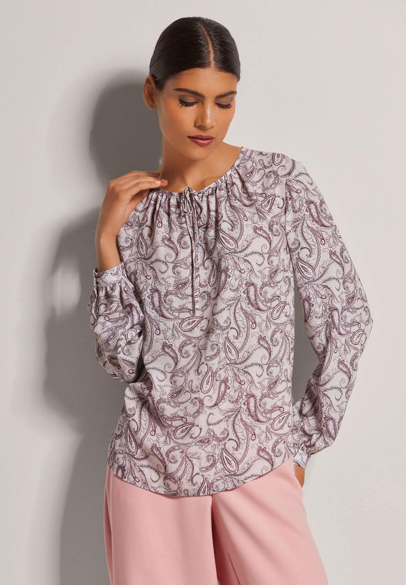 Langärmlige Bluse aus leichtem Stoff mit Paisleymuster in Dunkelrot und Creme, mit einem gerafften Ausschnitt und Bindedetail.