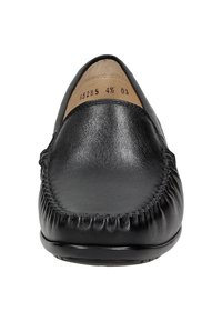 Zwarte leren loafers met een ronde neus, voorzien van stiksels langs de bovenrand en een glad oppervlak. Zachte interieurvoering is zichtbaar.