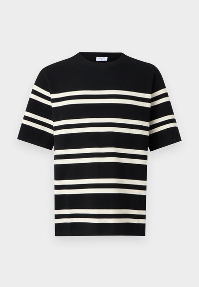 Μαύρο κοντομάνικο πουκάμισο με λευκές οριζόντιες ρίγες στο σώμα και τα μανίκια, με στρογγυλή λαιμόκοψη και κανονική εφαρμογή.