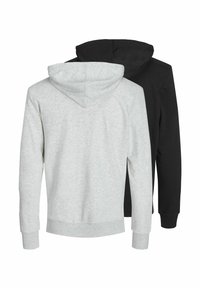 To sweatshirts vistet ryg mod ryg: en i lys grå, lavet af blødt stof med en tekstureret overflade, og en i sort med en glat overflade.