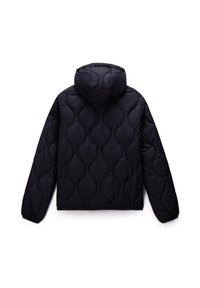 Puffjacka i mörk marin, med ett quiltat mönster av rundade former, en huva och elastiska mudd i ärmarna och midjan.