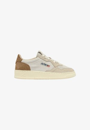 Sneaker bassa beige con dettagli in pelle scamosciata, suola bianca, chiusura con lacci e logo "AUTRY" con bandiera americana sul lato.