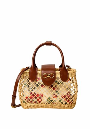 Bolso tejido de ratán con asas de cuero marrón, cierre con solapa y correa cruzada, que contiene un estuche de tela con estampado floral en su interior.