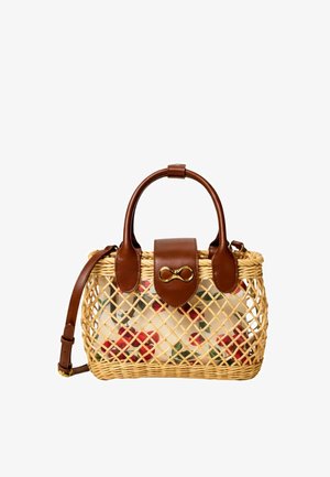 Bolso tejido de ratán con asas de cuero marrón, cierre con solapa y correa cruzada, que contiene un estuche de tela con estampado floral en su interior.