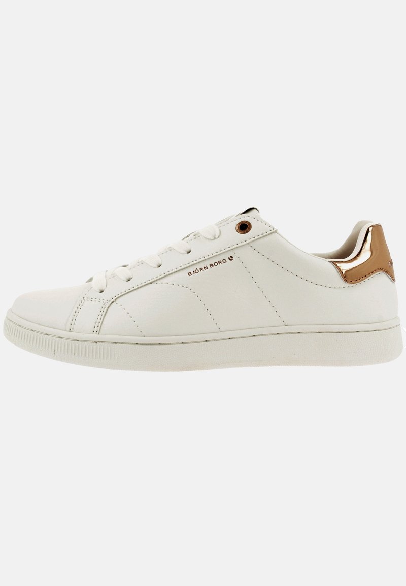 Vit sneaker i slätt läder, med rund tå, snörning och en metallic roséguld accent på hälen.