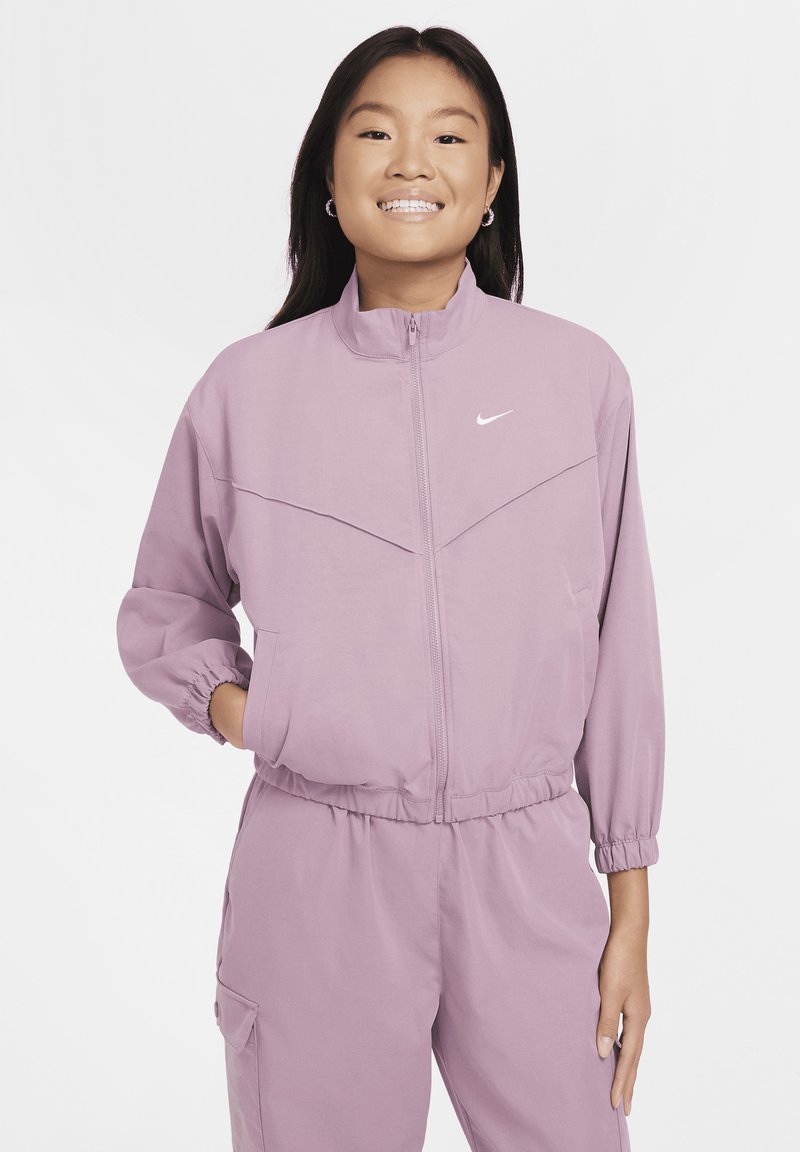 Světle fialová zipová bunda vyrobená z měkké tkaniny, s vysokým límcem, elastickými manžetami a logem Nike na hrudi.