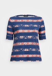 Modrý pletený top s krátkým rukávem, horizontální pruhy v červené a bílé barvě, kulatý výstřih a texturovaný povrch.