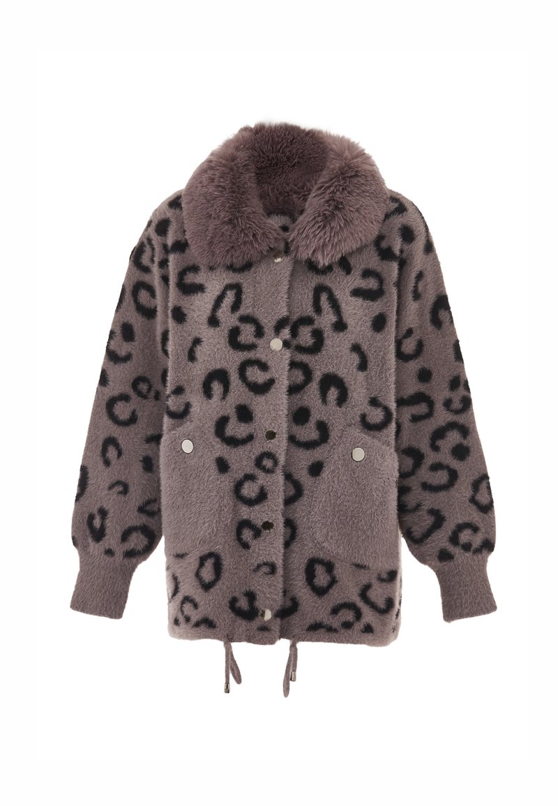 Grå faux fur-jacka med svart leopardmönster, stor krage, framknappar, fickor och dragsnören i nederkant. Mjuk textur och plyschdesign.