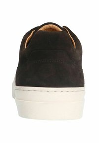 Sneaker nera in suede con tacco arrotondato, suola in gomma crema, interno color nocciola e dettagli di cucitura minimi sulla tomaia.