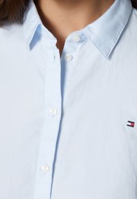 Camicia azzurro chiaro con colletto button-down, dotata di un piccolo logo ricamato e di un tessuto testurizzato.