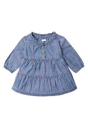 Robe en chambray bleu clair avec un décolleté à volants, des manches longues et trois accents en boutons en bois. Design à étages avec texture froncée.