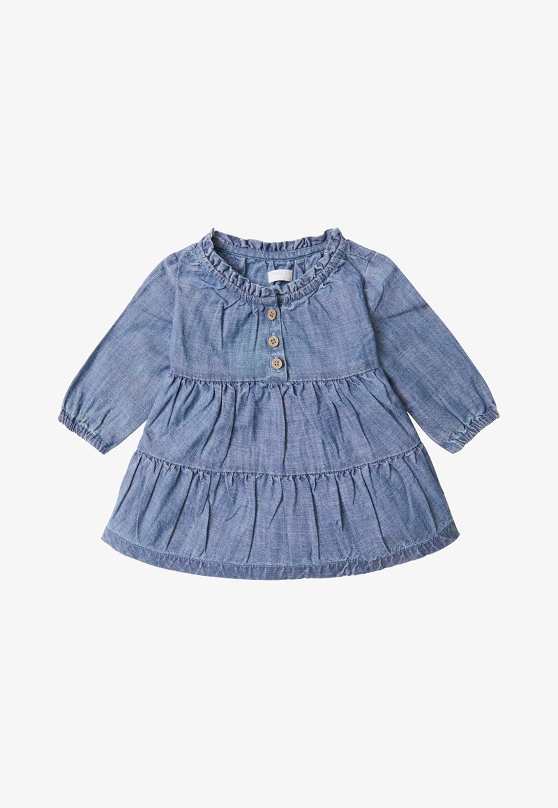 Lichtblauw chambray jurkje met een gerimpelde halslijn, lange mouwen en drie houten knoopaccenten. Gelaagd ontwerp met een geplooide textuur.