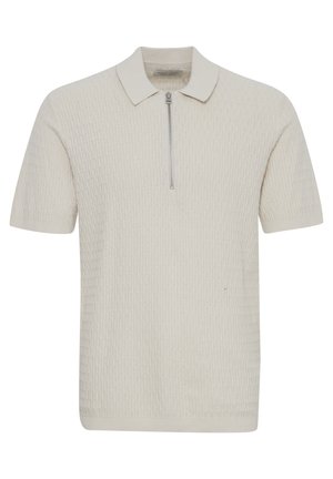 Polo din tricot în bej deschis, cu un model texturat, mâneci scurte și guler cu fermoar pe jumătate. Țesătură netedă și rafinată.