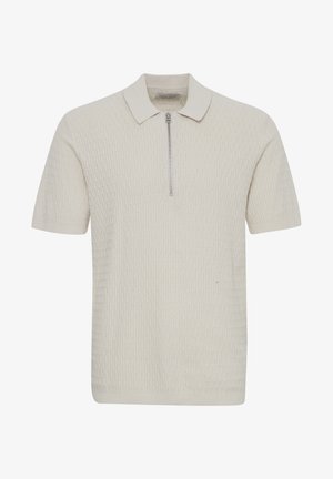 Polo din tricot în bej deschis, cu un model texturat, mâneci scurte și guler cu fermoar pe jumătate. Țesătură netedă și rafinată.