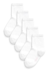 weiße Baumwollsocken im Fünferpack, mit einer weichen Textur, gerippten Bündchen und einem kleinen pinken Logo auf einer Socke.