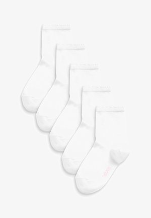 weiße Baumwollsocken im Fünferpack, mit einer weichen Textur, gerippten Bündchen und einem kleinen pinken Logo auf einer Socke.