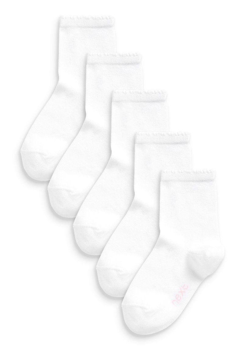 weiße Baumwollsocken im Fünferpack, mit einer weichen Textur, gerippten Bündchen und einem kleinen pinken Logo auf einer Socke.