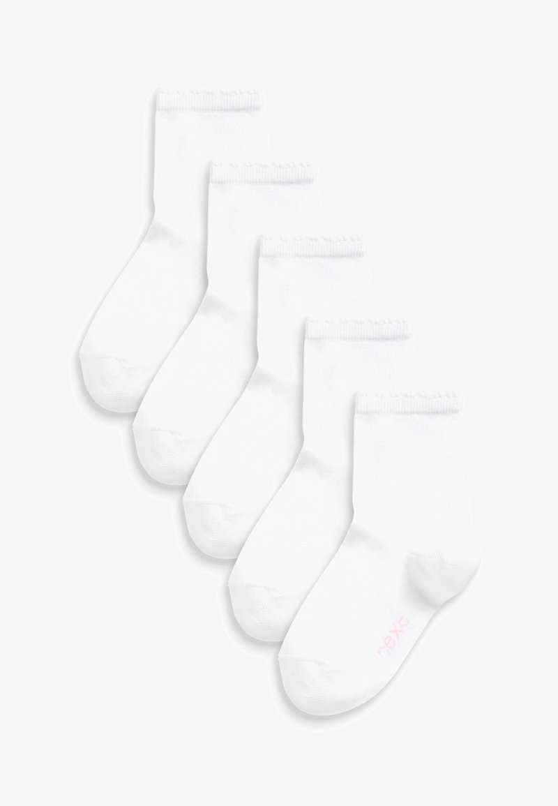 weiße Baumwollsocken im Fünferpack, mit einer weichen Textur, gerippten Bündchen und einem kleinen pinken Logo auf einer Socke.