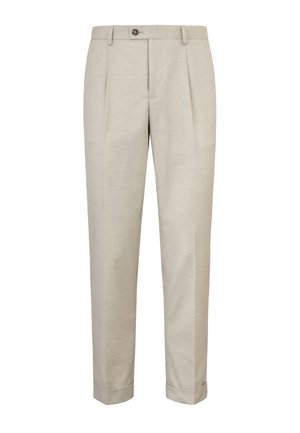 Pantaloni beige su misura con pieghe anteriori, chiusura con bottoni, passanti per cintura e orli risvoltati.