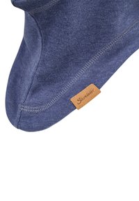 Blauer Halswärmer aus weichem, strukturiertem Stoff. Hat ein geschwungenes Design und ein hellbraunes Lederetikett mit dem eingeprägten Schriftzug "Sterntaler".