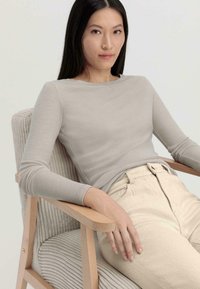 hessnatur MERINO - Langarmshirt - düne