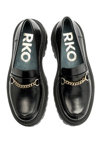 Czarne skórzane mokasyny z grubą gumową podeszwą, ozdobione złotym łańcuchem na przodzie oraz teksturowanymi wkładkami z brandingiem "RKO".