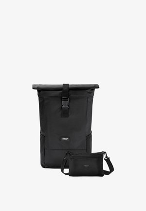 Schwarzer Rolltop-Rucksack aus strapazierfähigem Material, ausgestattet mit einer Schnallenverschluss, einer Seitentasche und einem dazugehörigen kleinen Täschchen mit Tragegurt.