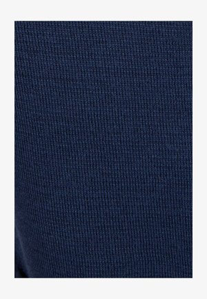 Gebreide stof, donker marineblauw, dichtgeweven textuur met subtiele horizontale ribbels. Zacht, zonder duidelijke patronen of hardware.