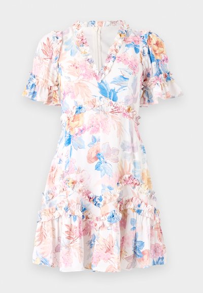 Gėlių suknelė su balta baze, dekoruota rožinėmis, mėlynomis ir geltonomis gėlėmis. Su šoninėmis raukinėmis ant rankovių ir apačios, V formos iškirpte ir prigludusia liemenėle.