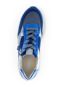 Blauwe sportschoen met een mix van gladde en mesh-texturen, grijze accenten en een ritsluiting naast traditionele veters.