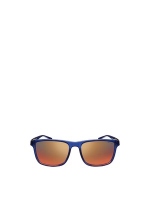 Occhiali da sole rettangolari blu con lenti sfumate arancioni e una montatura solida in plastica su sfondo bianco.