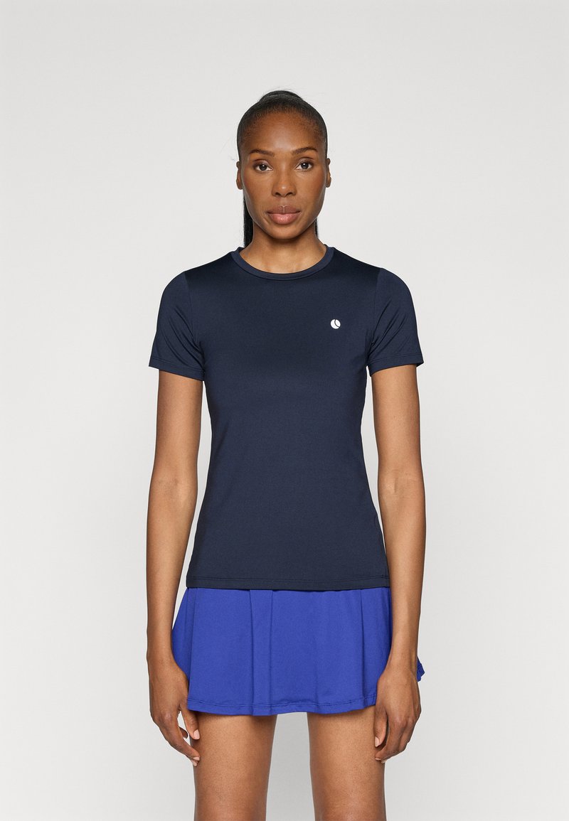 Navyblå kortärmad skjorta med rund halsringning och en vit logotyp, parat med en utsvängd blå kjol knälång. Slät textur.